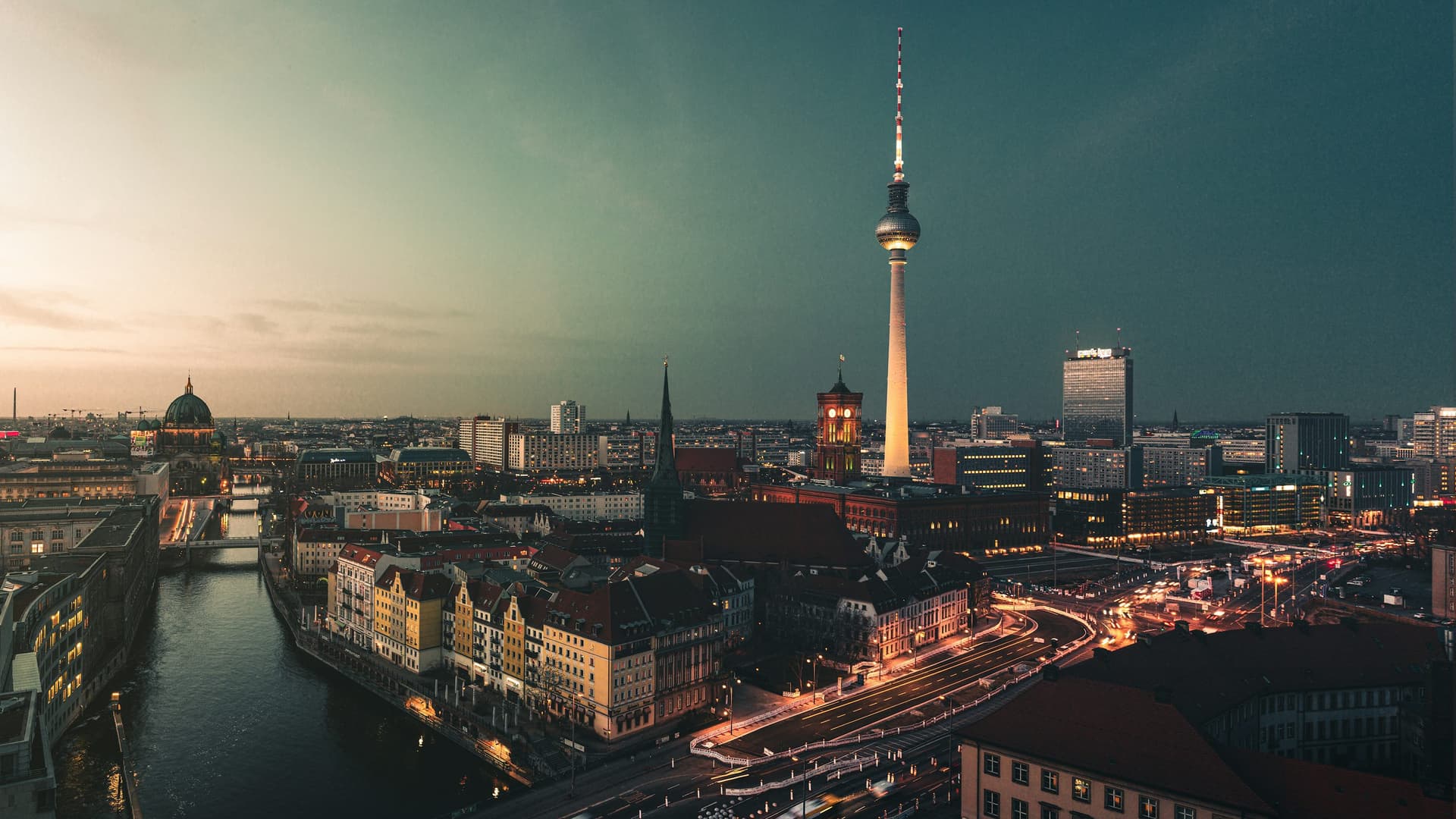 Berliner Skyline in der Dämmerung mit Fernsehturm und Spree